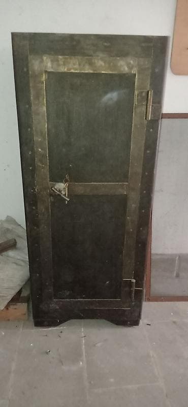 seyf satilir: У сейфа внутри имеется ещё одна ячейка с замком — 3