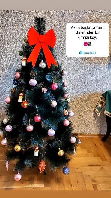 agac gulleri: Bəzədilmiş süni Yeni il şam ağacı - Material: sıx, tünd-yaşıl PVC — 1
