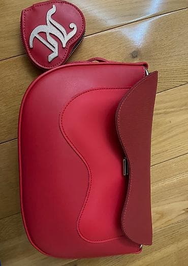 Renq: Qirmizi Yeni Qiymet: 75 azn Keyfiyyetli, ichi genishdi Nagd