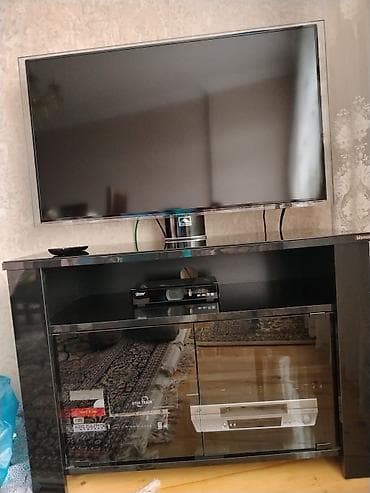 Düz TV altlığı, Polkalı, Şüşəli