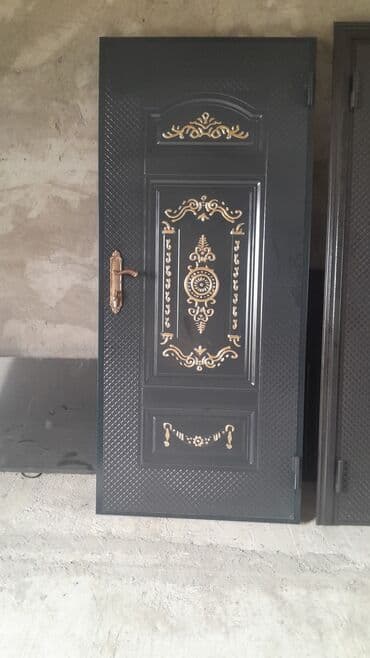 ucuz das: Qara rəngdə, üzərində qızılı naxışlar olan dəmir qapı. Qapının — 6