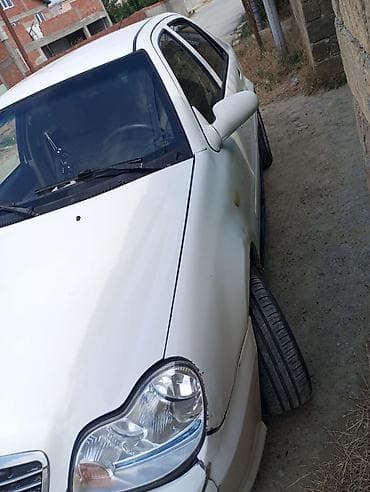 4 teker: Avtomobil: Chery QQ6 (sedan), ağ rəng Kuzov: 4 qapı, ön və arxa — 3