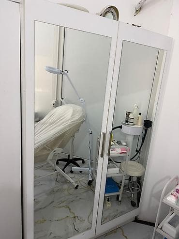 Ağ rəngli iki qapılı şkaf – güzgülü fasadlı - Ön hissə: hər iki qapı — 1