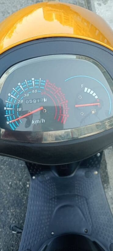 купить мопед в кредит: === PART 1: TEXTUAL DESCRIPTION === Sarı rəngli, müasir dizaynlı — 1