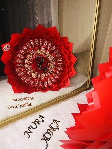 Qırmızı rəngdə şokolad buketi - Tərkib: KitKat batonçiklərindən böyük — 1