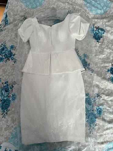 Ağ rəngdə zərif qadın paltarı - Dizayn: bel hissəsində peplum kəsim — 1