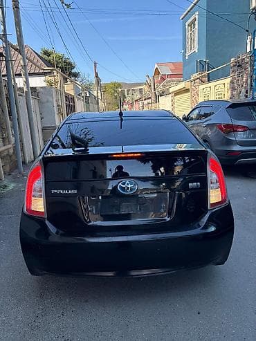 toyota prius c: Toyota Prius, qara rəng, hibrid. Kuzov liftback. Arxa hissədə “Prius” — 1