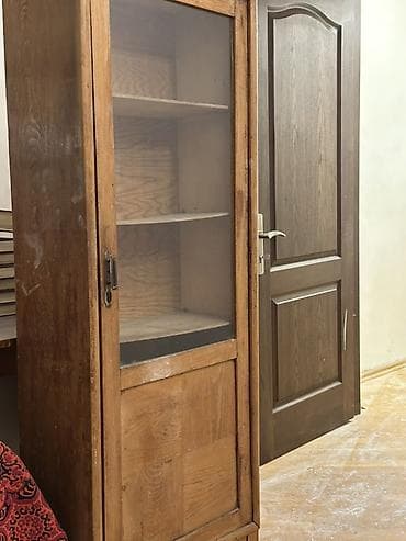 Şüşəli dolab vitrini