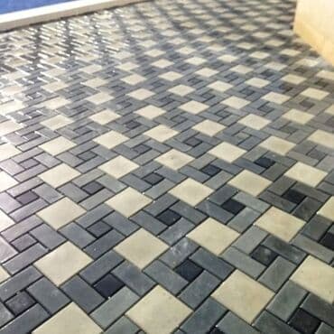 Müxtəlif çalarlarda olan beton plitələrdən hazırlanmış səki örtüyü lalafo.az -da Müxtəlif çalarlarda olan beton plitələrdən hazırlanmış səki örtüyü