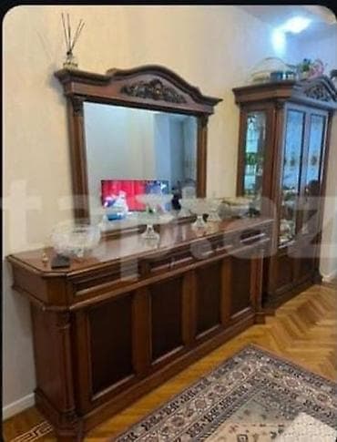 postel destleri: Klassik üslubda qonaq otağı üçün vitrindən və güzgülü konsoldan ibarət — 1