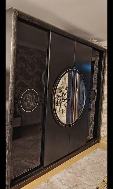 Yataq dolabi satilir 
Qiymet: 300azn
Unvan: Merdekan
Gulay😍8289