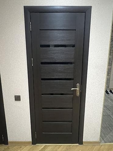 Daxili qapı – tünd qəhvəyi, müasir üslub - Material: ağac əsaslı
