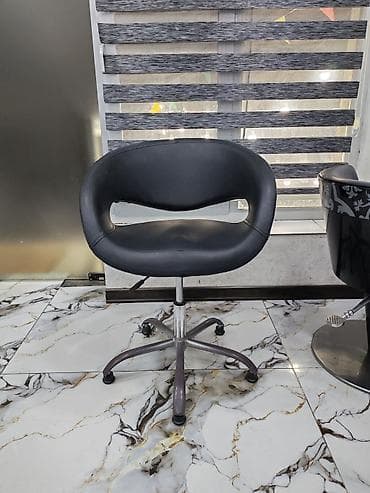 Офисные стулья: Döner ofis/stul – qara rəngdə, yumru formalı oturacaq və bel hissəsi — 1