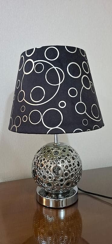 qara sam: Masa/Lazımüstü lampa - Dizayn: Qara abajurun üzərində gümüşü dairəvi — 2