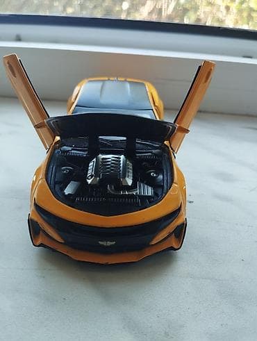 camaro ss: Sarı-qara rəngli metal oyuncaq maşın – idman kupe modeli — 1