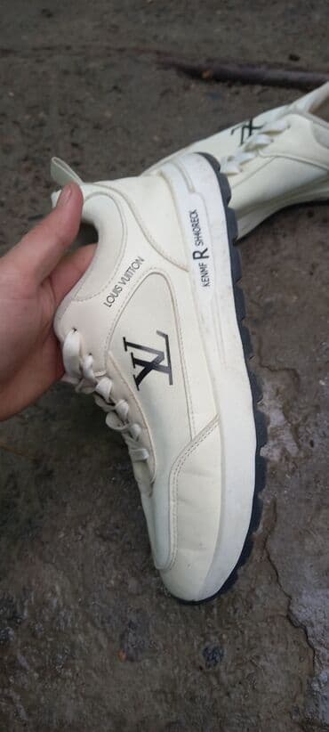 ayaqqabı кожание: Ünvan biləcəri 43 razmer yaxşı vəzyətdədiAğ rəngdə idman ayaqqabısı — 3