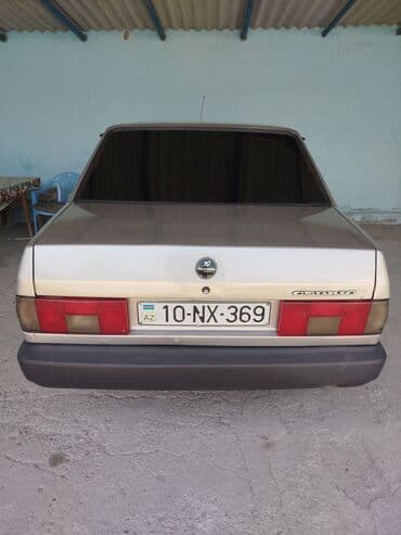 sarı tofas: Model: Tofas Şahin (sedan) Kuzov: 4 qapı, gümüşü rəng, qara bamperlər — 3