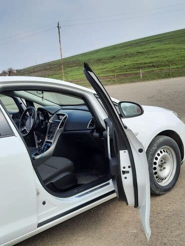 Kommersiya nəqliyyat vasitələri: Opel Astra: 1.4 l | 2010 il 352000 km Sedan — 8