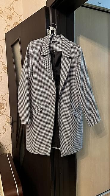 Pencəklər: Qadın üçün klassik dizaynda palto/blezer tipli üst geyim. - Rəng və — 1