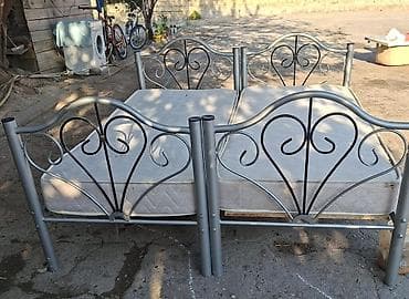 tek matraslar: Metal çarpayı dəsti təqdim olunur. Şəkildə 4 ədəd tək çarpayı görünür — 1