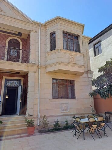 razin stansiyasi: Ev iki mərtəbəlidir və geniş həyəti var. Həyətdə açıq havada oturmaq — 1