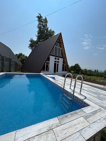 album: A‑frame üslubunda bağ evi və açıq hovuzlu həyət kompleksi — 1