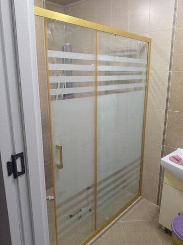 bide: Qızılı rəngli çərçivəyə malik, şüşəli sürüşən duş kabinəsi. Üfüqi — 2