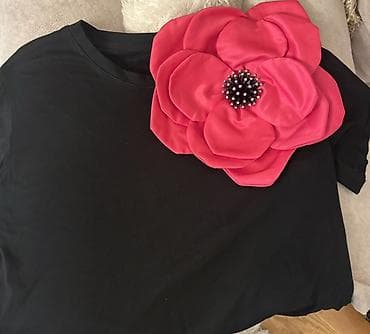 gelin gülü: Yaxssinda olan gül cxir Qara T‑shirt – iri dekorativ gül aplikasiyası — 3
