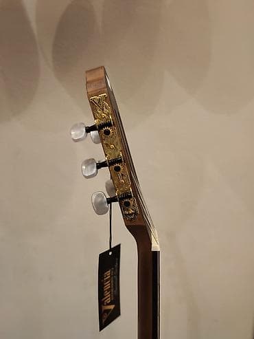 gitara simləri: Klassik gitara Model:VC404 HSB Simlərin sayı: 6 Üst:Sitka Spruce — 3