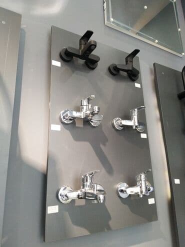 su krantlari: Divar montajı üçün nəzərdə tutulmuş bu kranlar iki müxtəlif rəngdə — 1