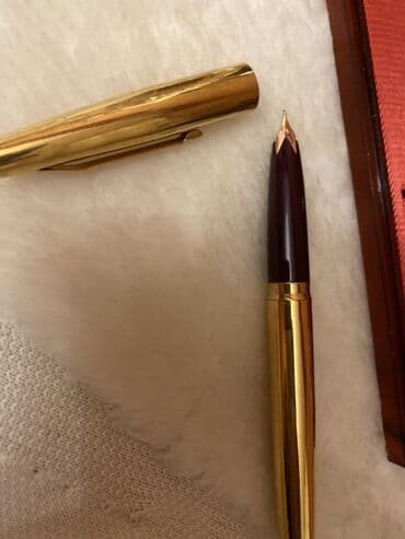 qələm qabı: Mürəkkəblə dolma qələmlər.Qizili rəngdə olan Sovet qələmi olub,perosu — 2