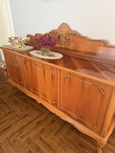 Klassik üslubda mebel dəsti Tərkibi: - 3 nəfərlik geniş divan - 2