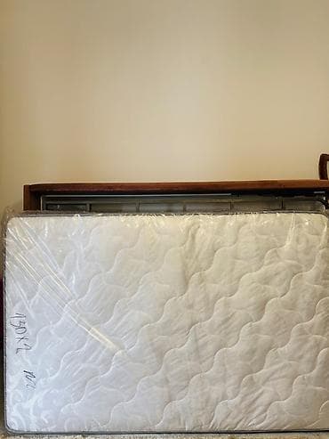 qız ucun yataqlar: Genc usaq yatağı. 130 eni.2 m uzunu.Mebel fabrikində yığılıb. Matras — 2