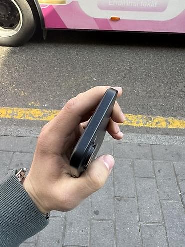 iphone 1: IPhone 16, 128 GB, Qara, Face ID — 7