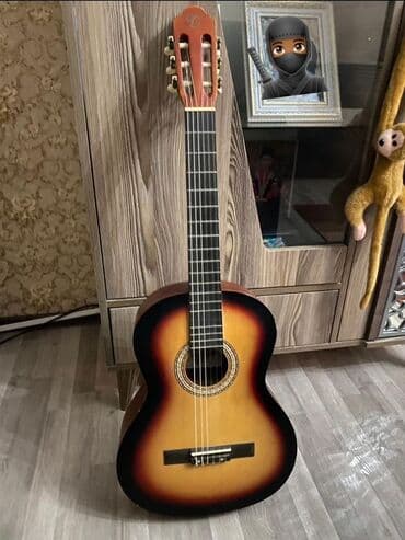 gitara haqqında məlumat: Klassik gitara - Korpus: tam ölçülü klassik forma, ön hissə sunburst — 2