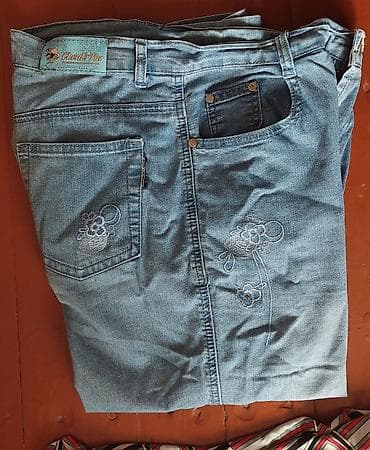 Uşaq geyimi və ayaqqabıları: 12-14 yaşlı qız üçündür. Her ikisi 5 manatdır — 6