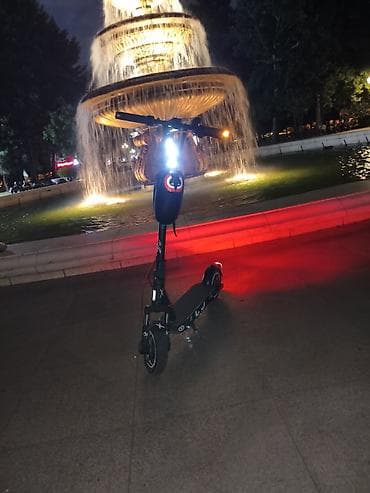 elektirikli skutur: Elektrikli skuter üstündə sunka hədiyyə və işıq siqnal scooter terin — 3
