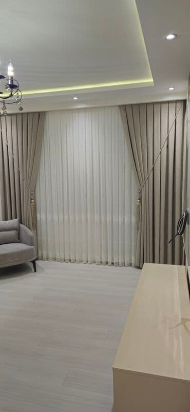 07 perde: Bej rəngli, sıx toxunmuş qalın pərdələr və ağ, tül pərdələr dəsti — 4