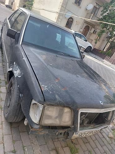 s guzgulər: Mercedes-Benz W124 sedan, qara rəng. Klassik 4 qapılı kuzov, polad — 2