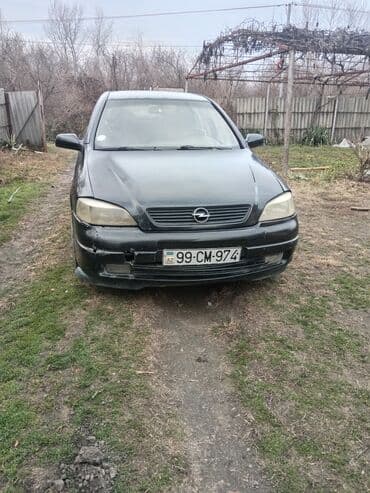 niva qapi: Opel Astra sedan (qara rəng). Ön görünüş: Opel loqolu radiator — 1