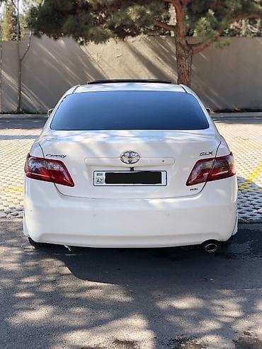 oka satisi: Toyota Camry (XV40) – ağ rəngli sedan. Xarici xüsusiyyətlər: - GLX — 2