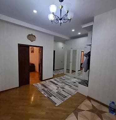 Недвижимость: Geniş və işıqlı mənzil interyeri - Xol: Giriş hissəsində yerə taxta — 4