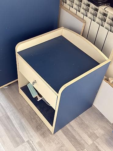 Tumbalar: Mavi-krem rəng çalarında komod/yataq yanı tumbası. Xüsusiyyətlər: - — 3