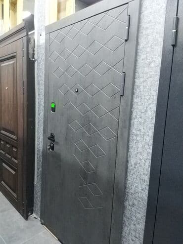 Plastik qapılar: Boz rəngdə, romb formalı naxışlarla bəzədilmiş qapı. Bu model həm — 1