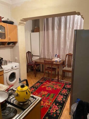 9 ci mikrorayon satilan evler: Bakı, 4-cü mikrorayon, 3 otaqlı, Köhnə tikili, m. Memar Əcəmi, 90 kv. m — 8