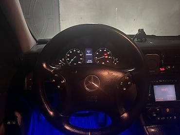 kia satisi: Mercedes-Benz C-Class sedan (W203), qara rəng. - Kuzov: 4 qapılı — 3