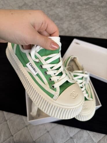 Məhsul: Yaşıl-ağ rəngli qadın krossovkaları - Brend: CHANEL (logo ön