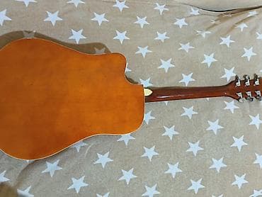 İncəsənət və kolleksiyalar: Akuistik gitara – dreadnought korpus, kəsik (cutaway) dizaynlı. - Ön — 2