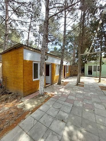 4 sot: 14 sot həyatyanı sahəsi var 10 kabinet 1 ədəd 20 nəfərlik taxtadan zal — 10