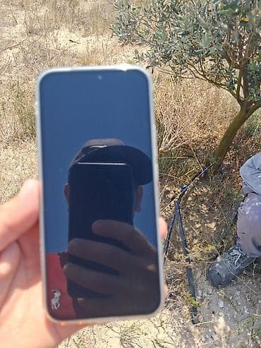 Elektronika: Smartfon - Tam ekranlı, ön kameraya uyğun mərkəz yerləşimli deşikli — 1